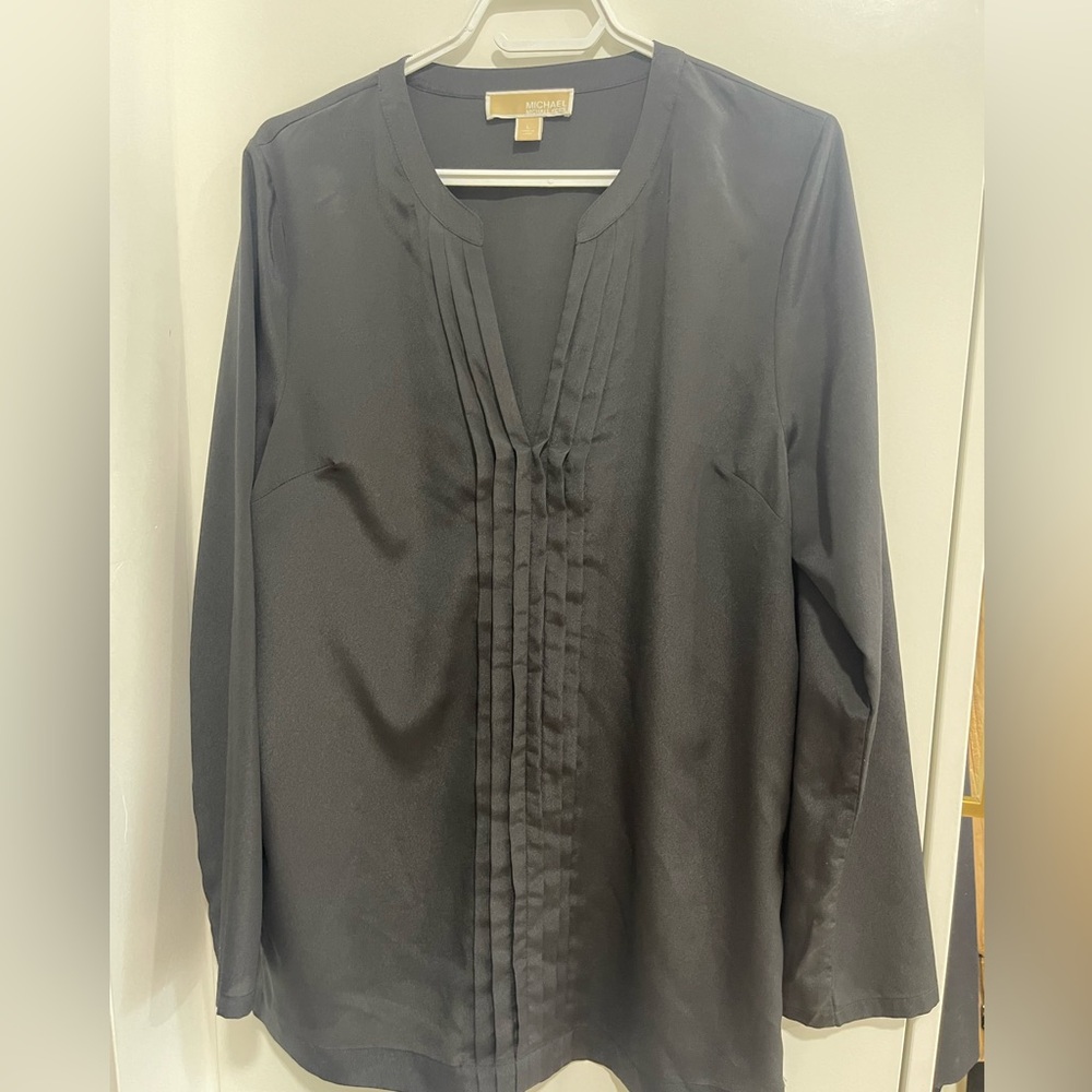 Michael Kors black top never worn size L